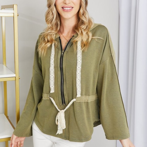 POL High-Low Contrast V-Neck Top